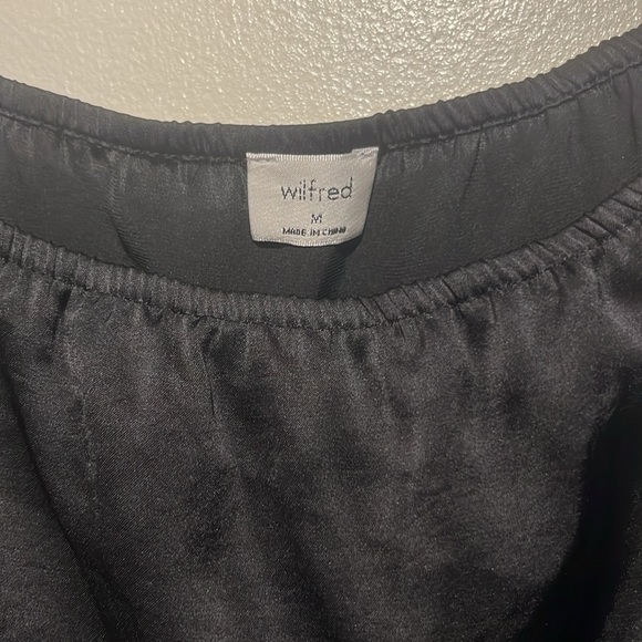 NWT Medium Black Wilfred Aritzia Ethereal Satin Blouse - Picture 4 of 8